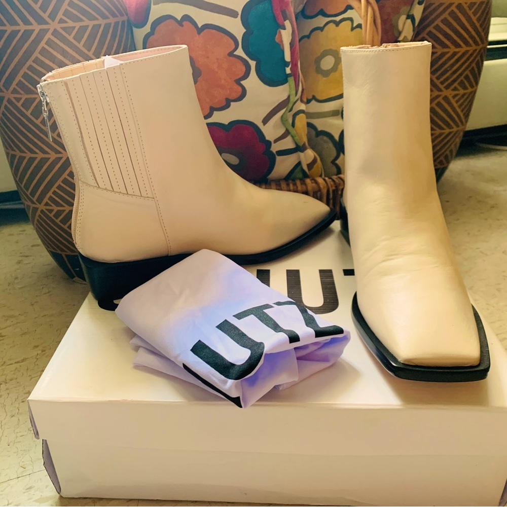 SCHUTZ…  Women’s Guily Square Toe Boot.👢🍂🍁